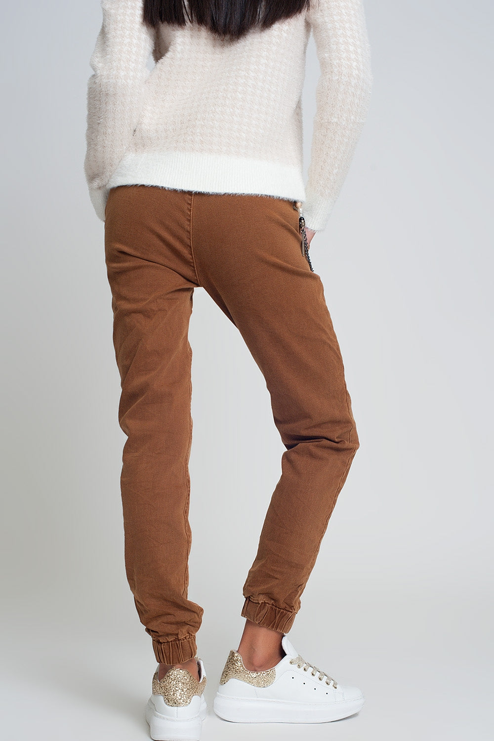 Pantalón utilitario con puños y cadena en marrón Q2