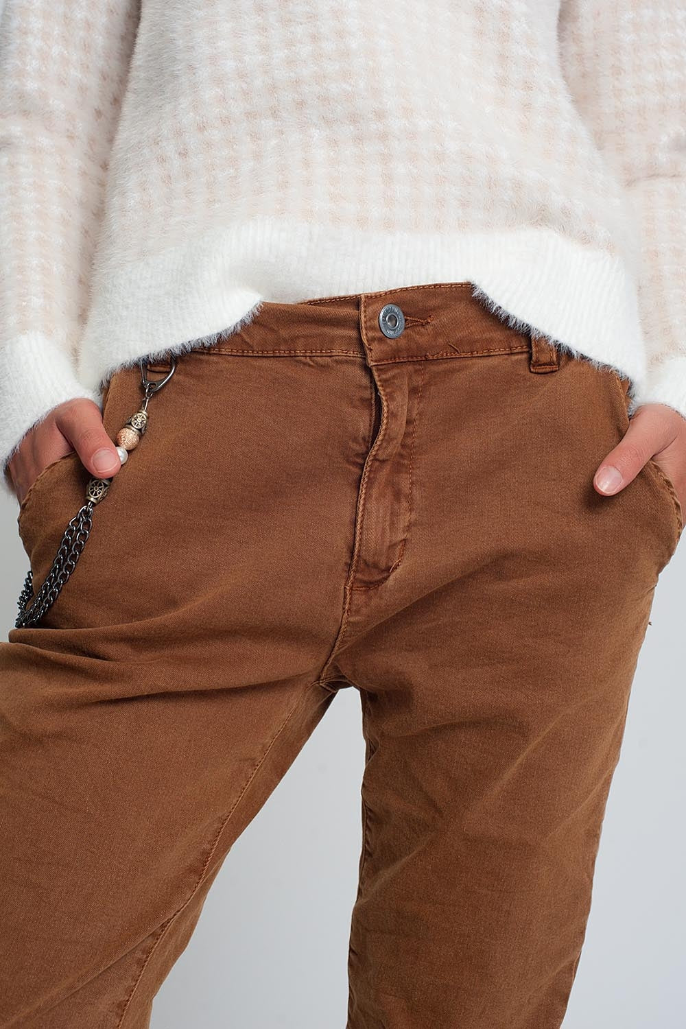 Pantalón utilitario con puños y cadena en marrón Q2