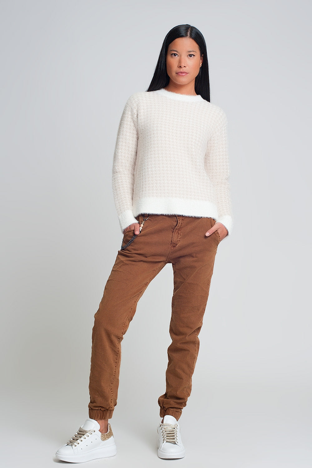 Pantalón utilitario con puños y cadena en marrón Q2