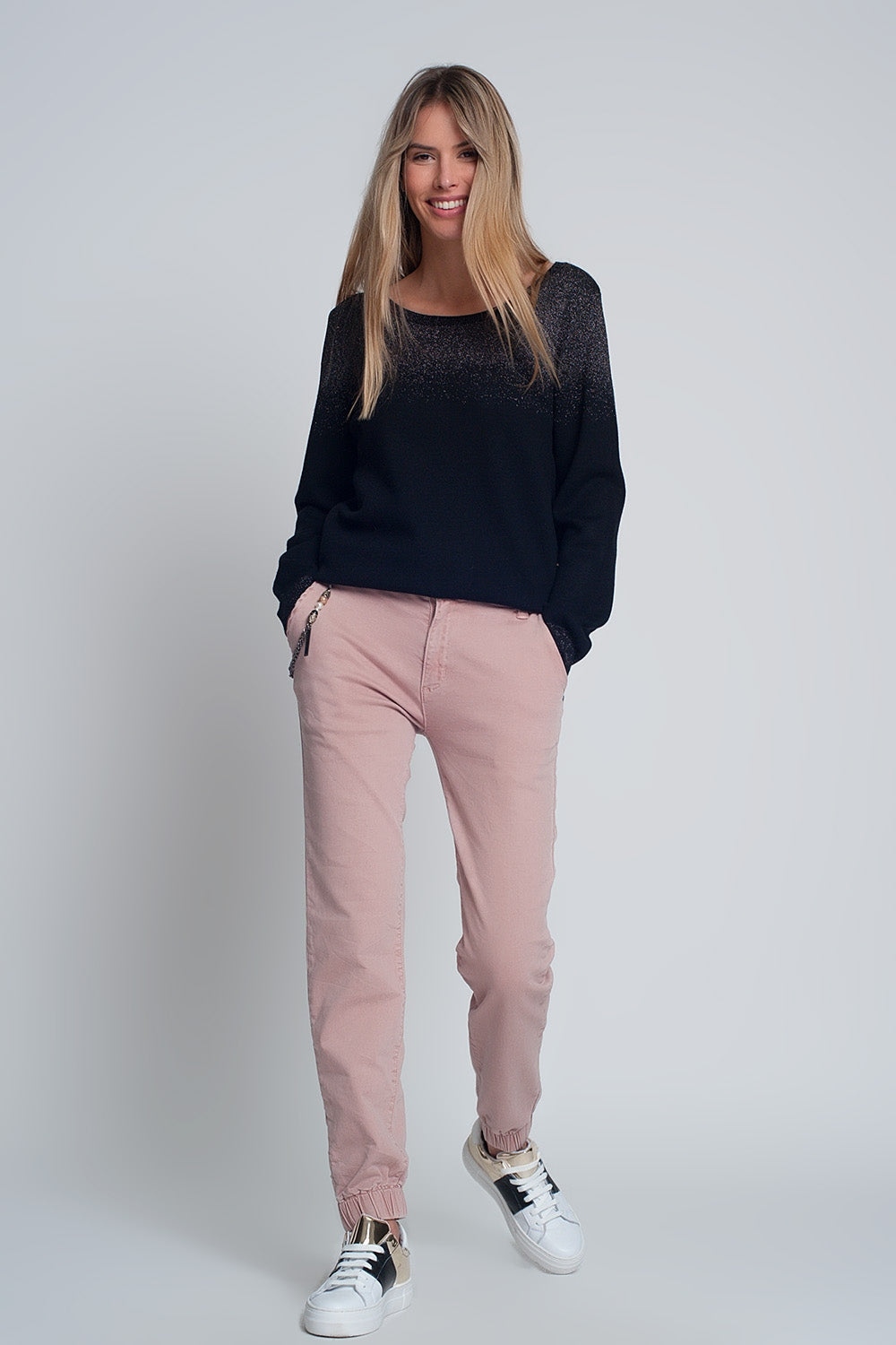 Pantalón utilitario con puños y cadena en rosa Q2