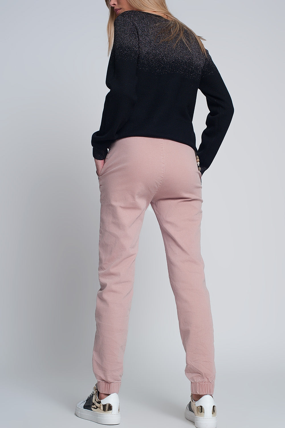 Pantalón utilitario con puños y cadena en rosa Q2