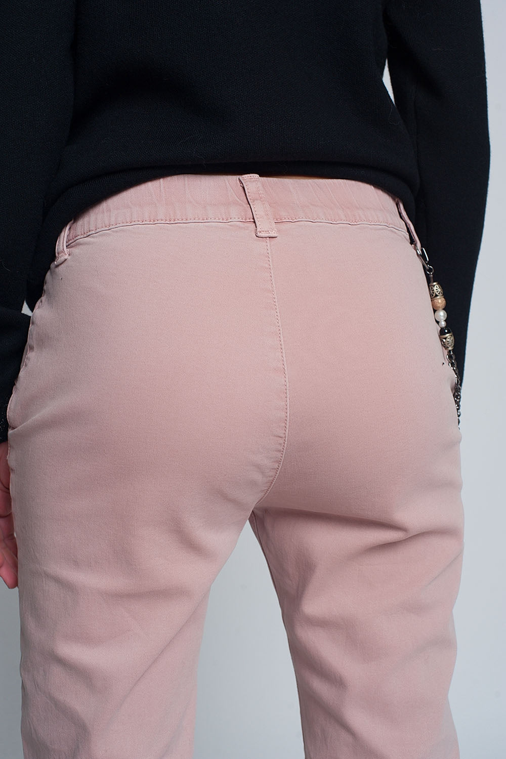 Pantalón utilitario con puños y cadena en rosa Q2
