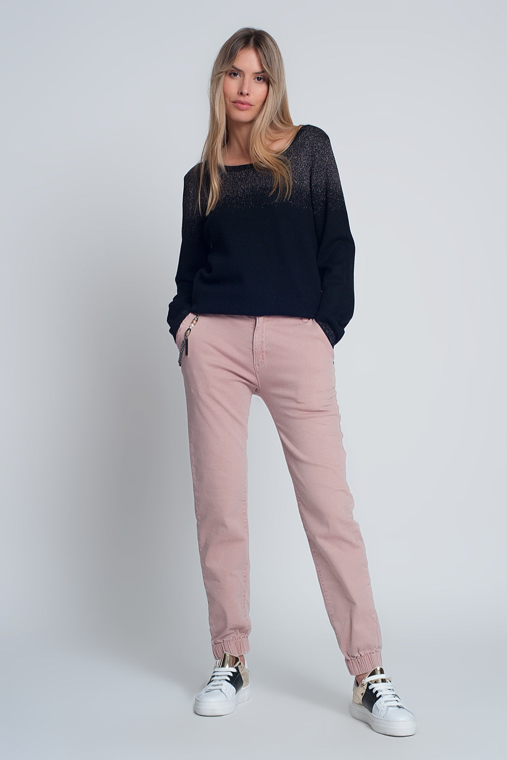 Pantalón utilitario con puños y cadena en rosa Q2