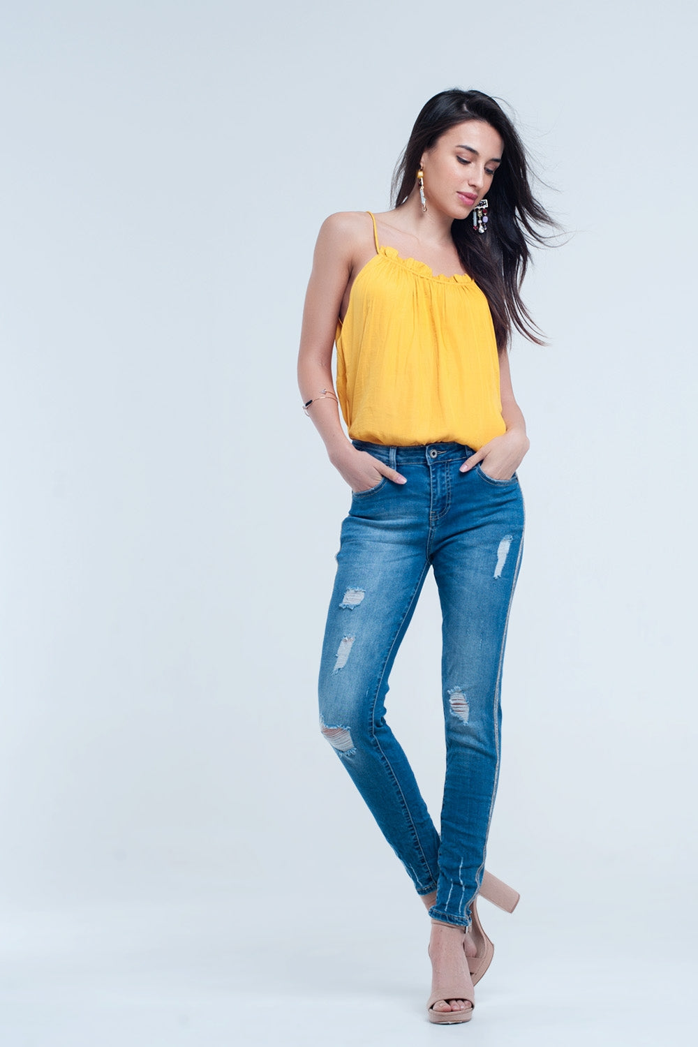 Pantalon vaquero ajustado con rasgaduras y linea de brillos Q2
