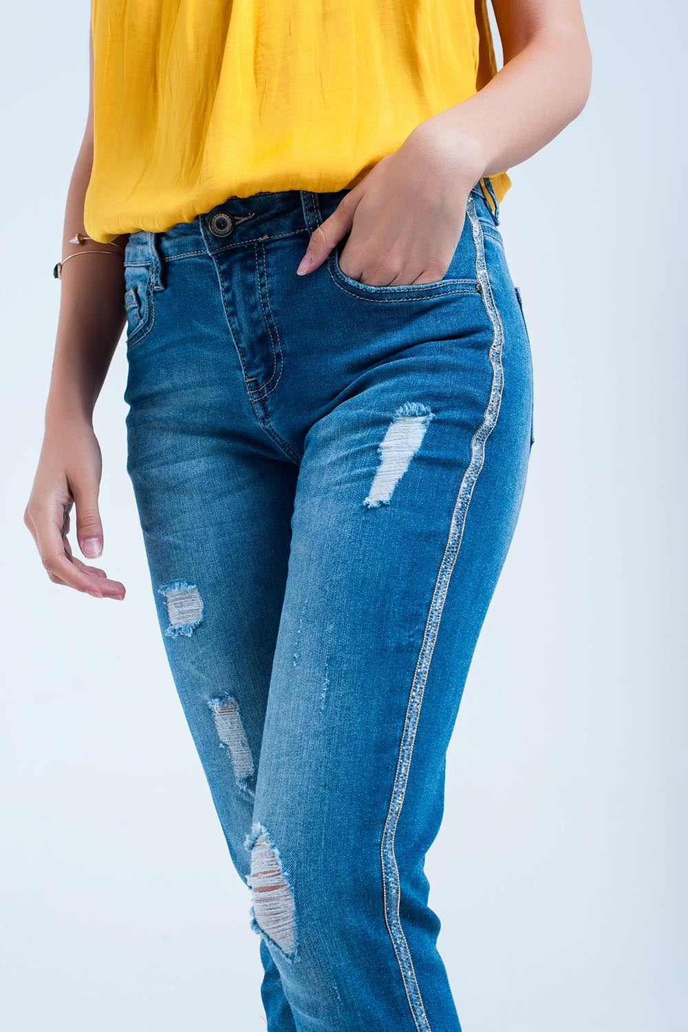 Pantalon vaquero ajustado con rasgaduras y linea de brillos Q2