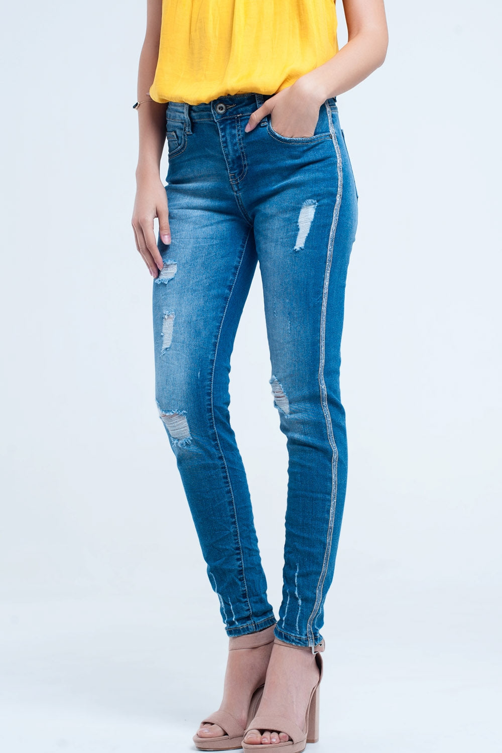 Pantalon vaquero ajustado con rasgaduras y linea de brillos Q2