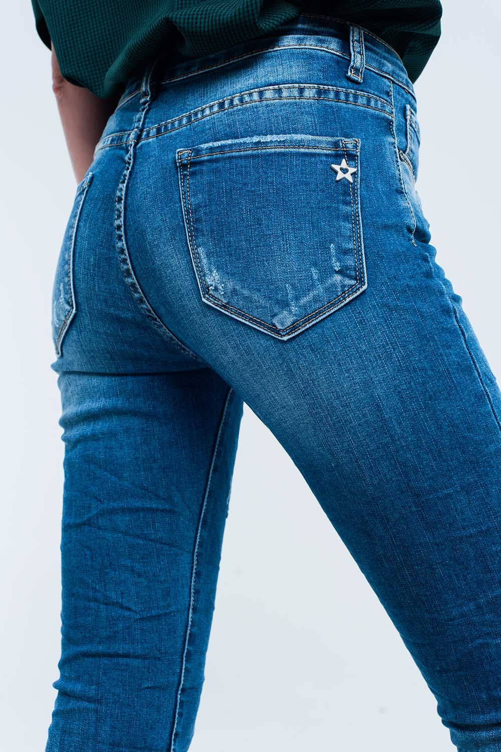 Pantalon vaquero ajustado con rasgaduras Q2