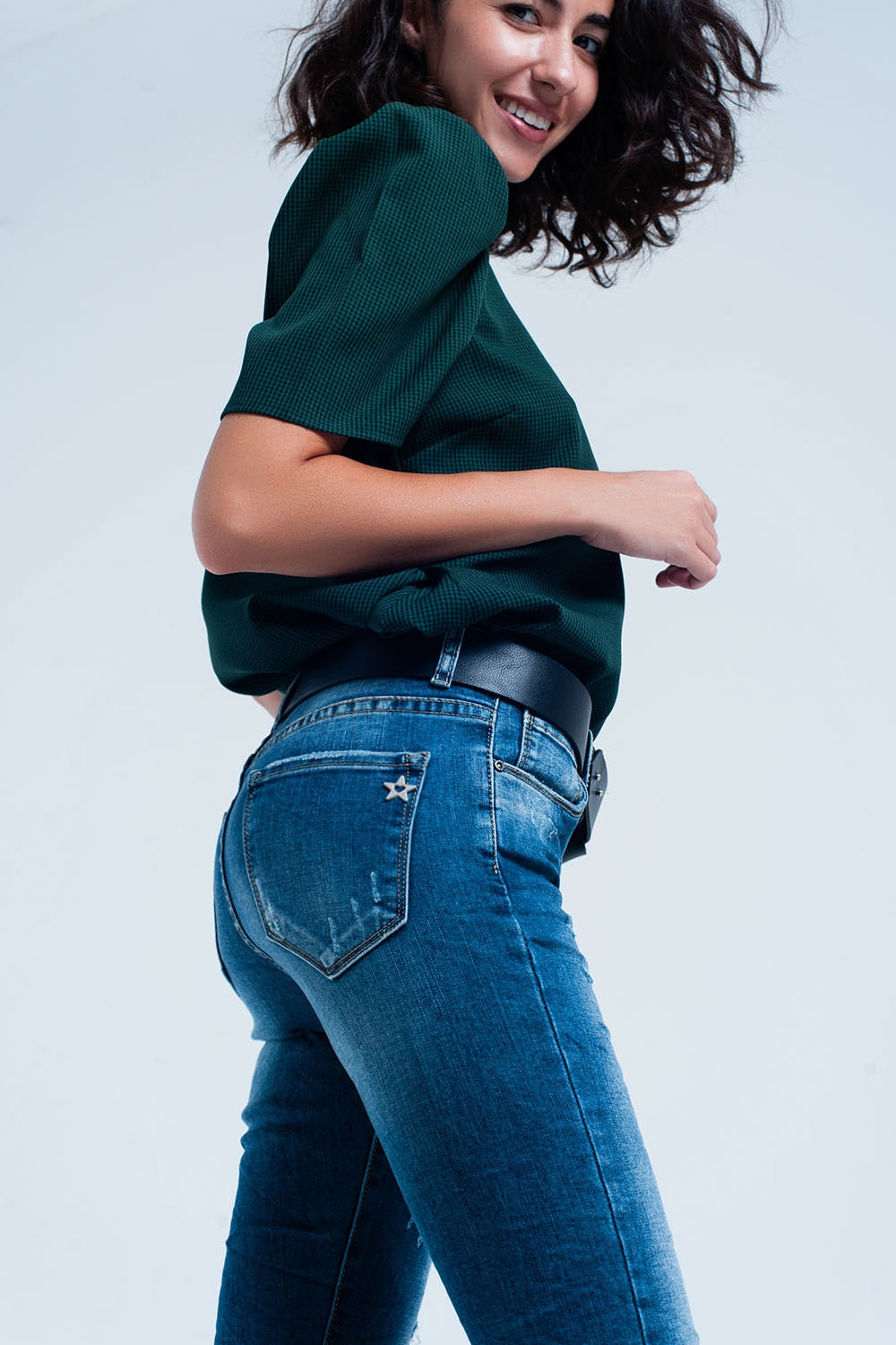 Pantalon vaquero ajustado con rasgaduras Q2