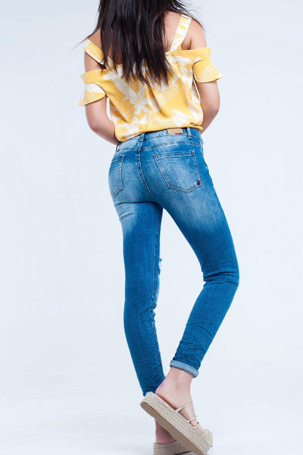 Pantalón vaquero ajustado descolorido con rasgaduras Q2