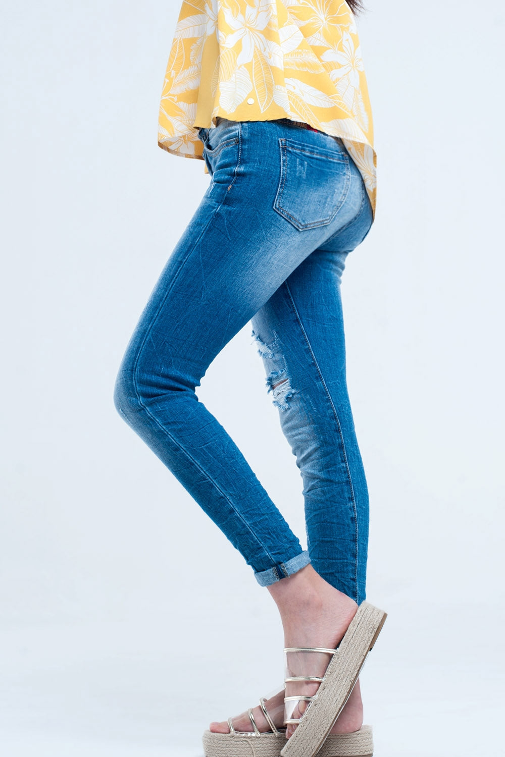 Pantalón vaquero ajustado descolorido con rasgaduras Q2