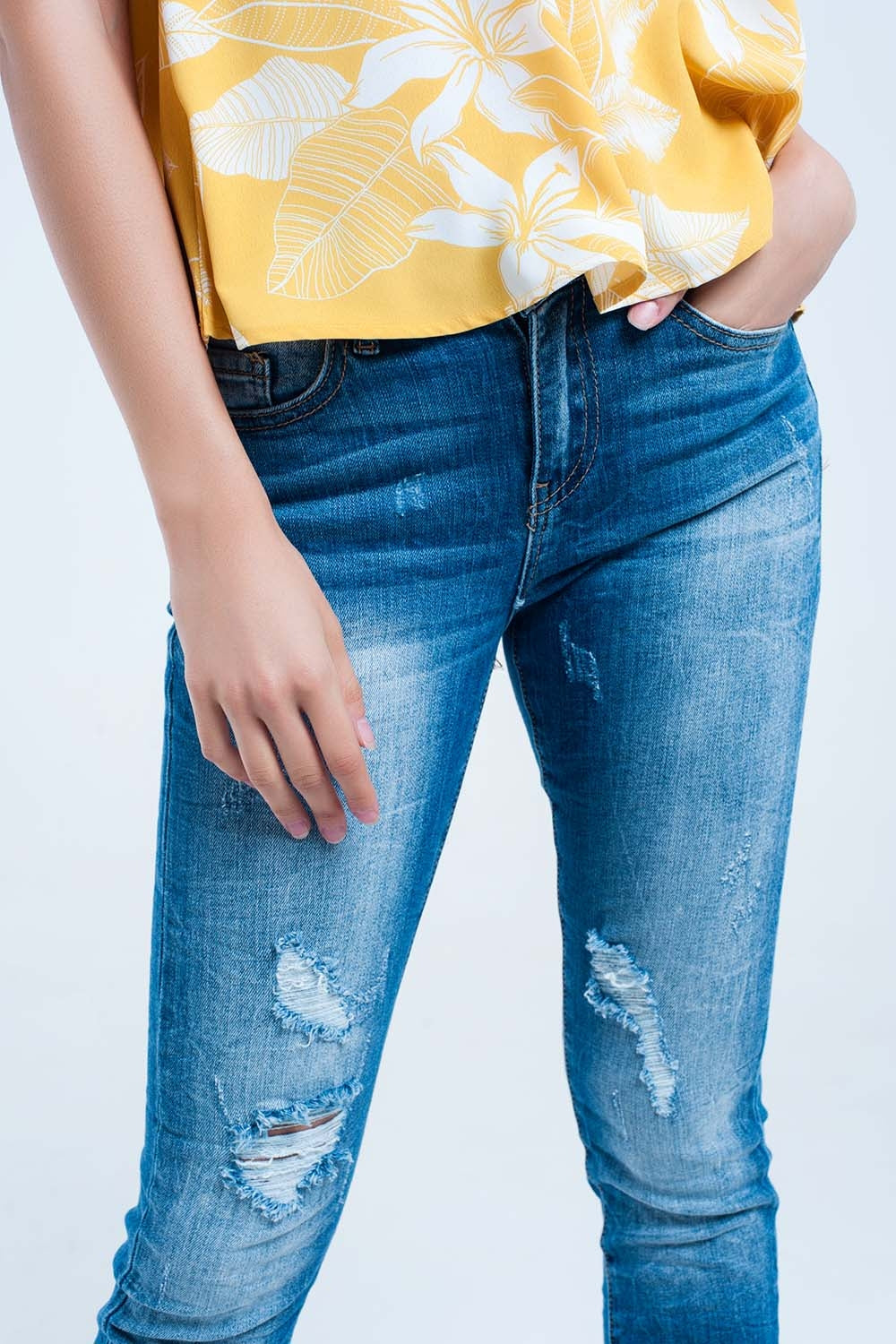 Pantalón vaquero ajustado descolorido con rasgaduras Q2