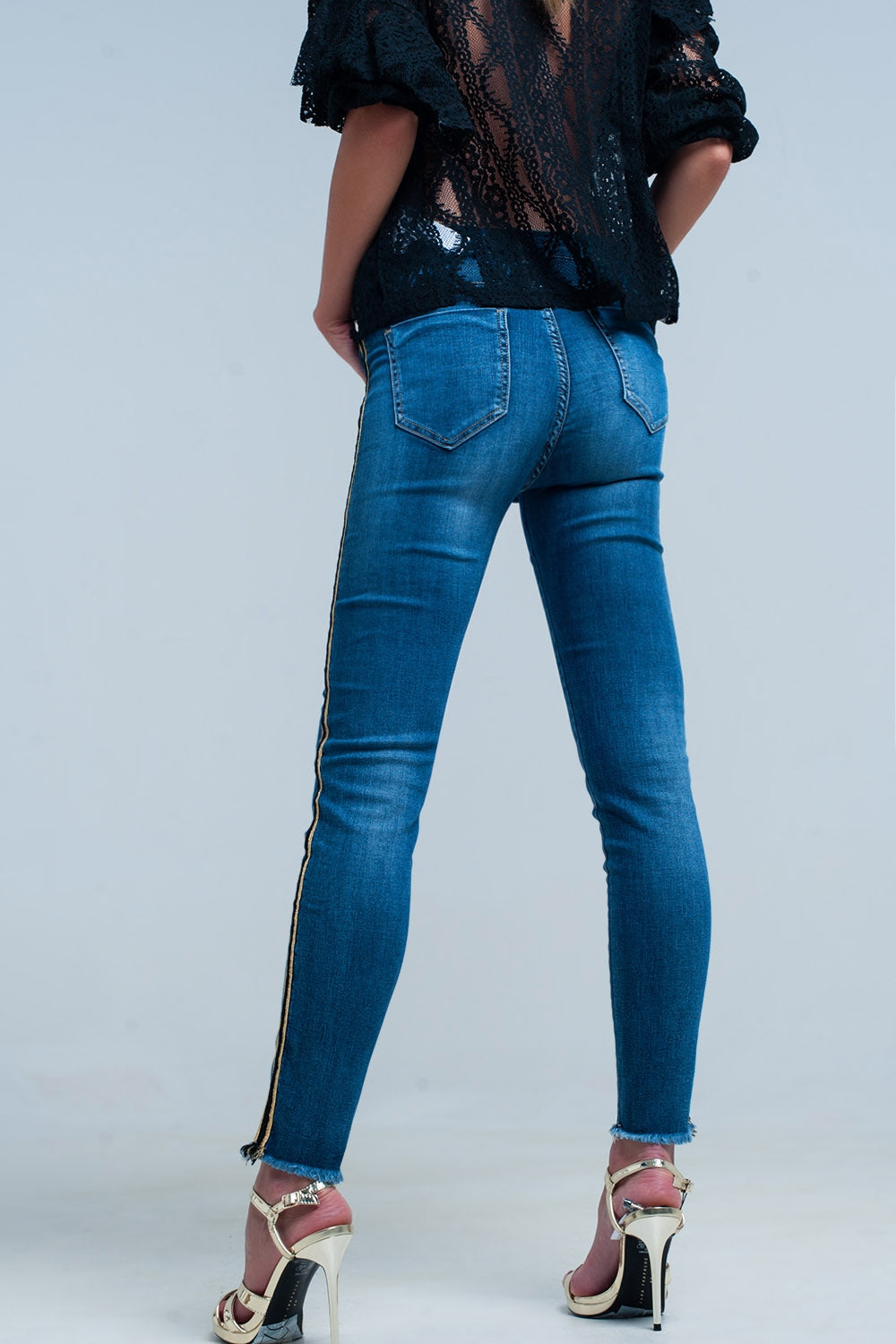 Pantalon vaquero azul con banda lateral dorada y negra Q2