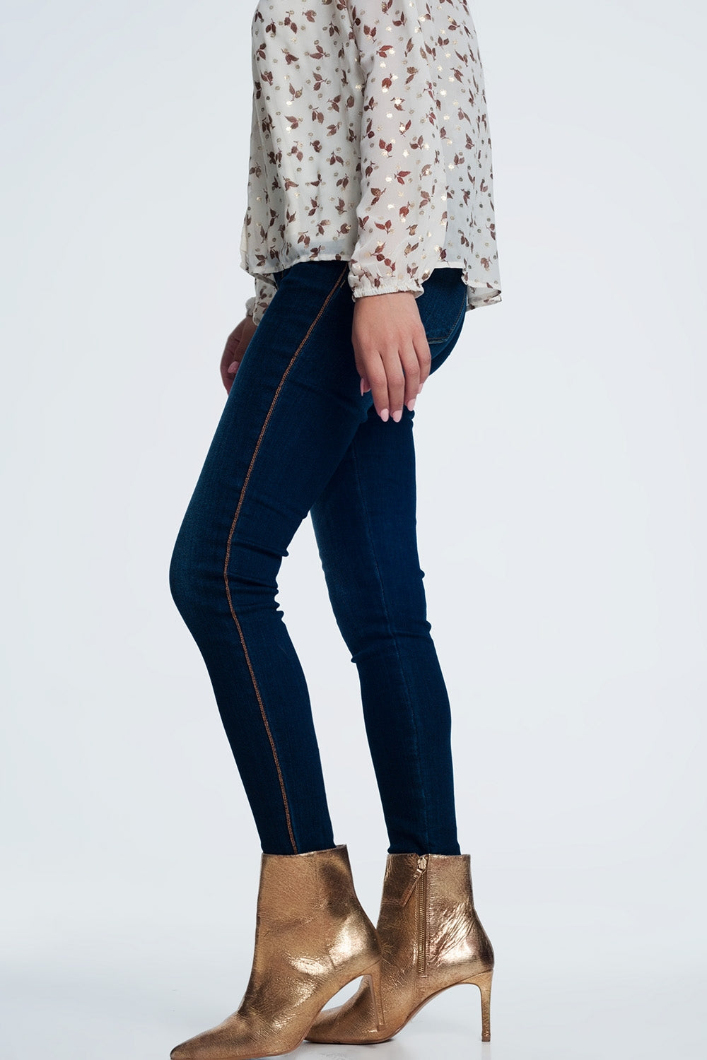 Pantalon vaquero con detalle de raya lateral dorada Q2