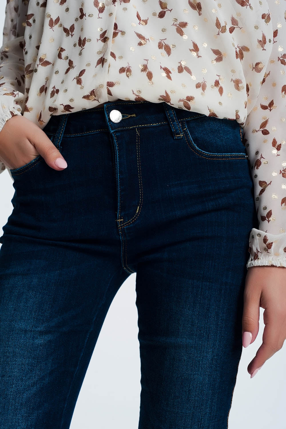 Pantalon vaquero con detalle de raya lateral dorada Q2