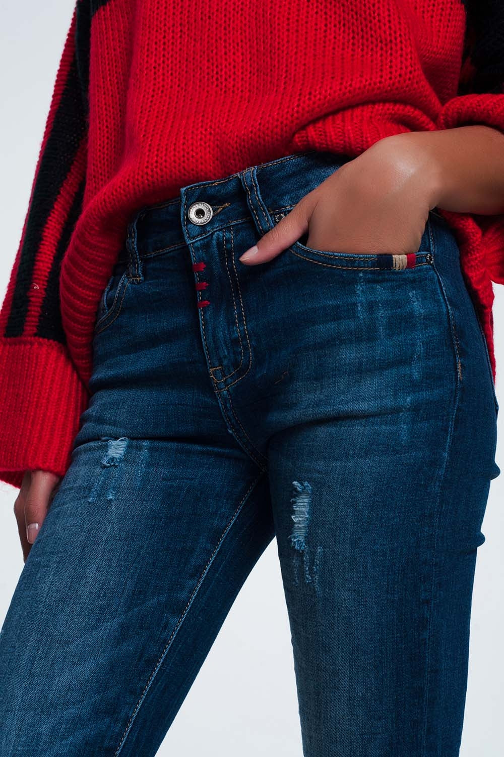 Pantalon vaquero slim con detalle de hilo en colores Q2