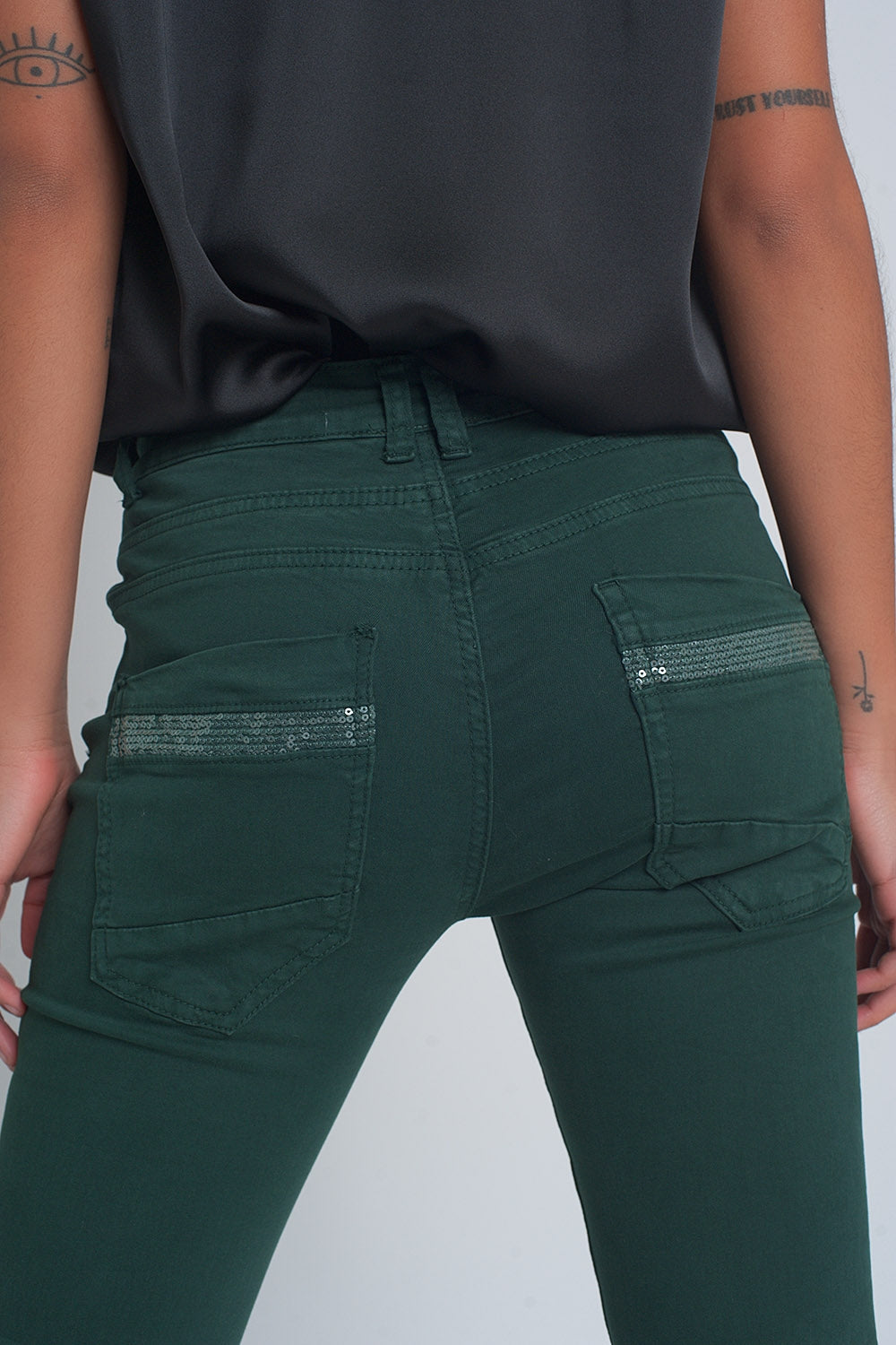 Pantalon verde boyfriend con detalles en bolsillo de lentejuelas Q2