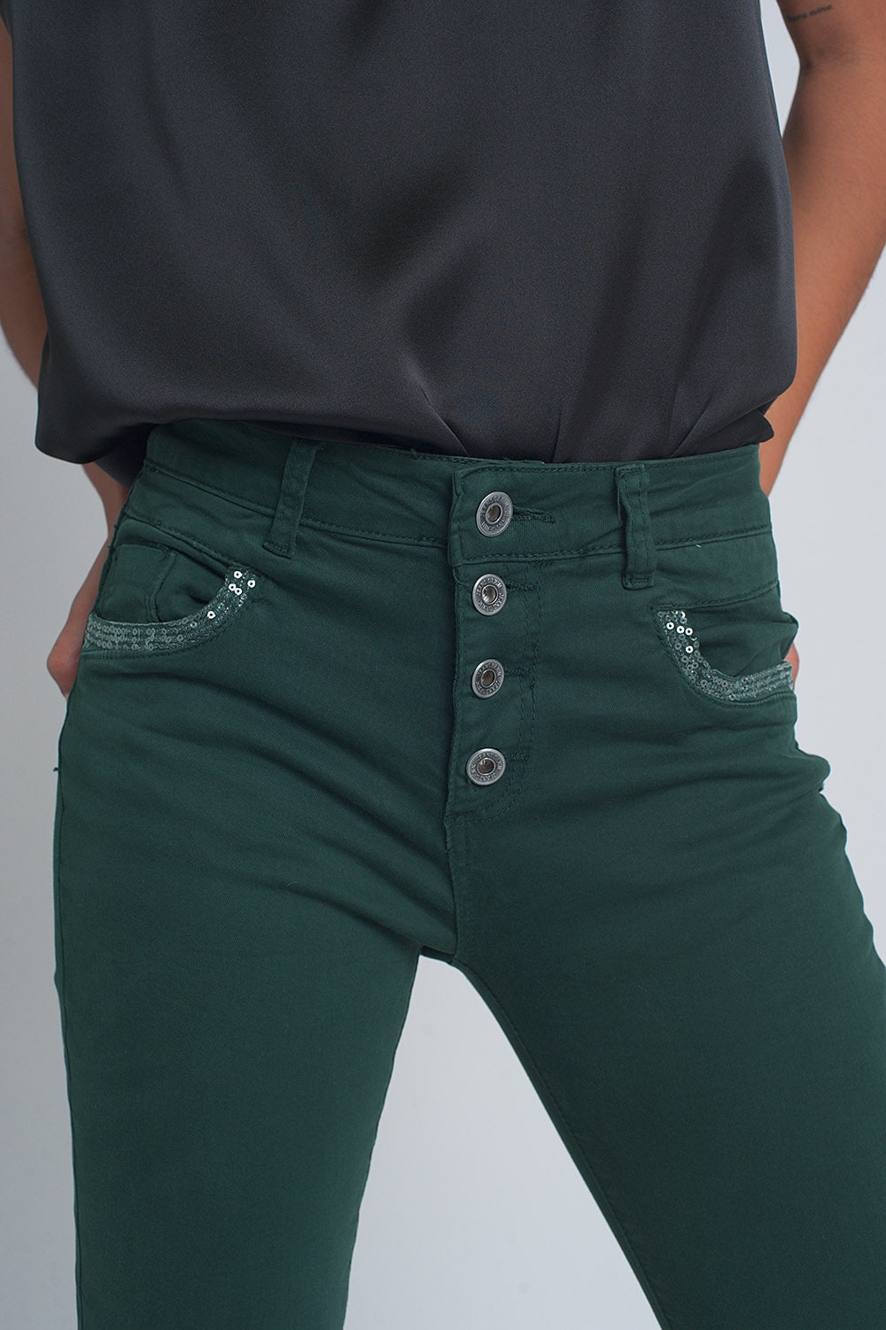 Pantalon verde boyfriend con detalles en bolsillo de lentejuelas Q2