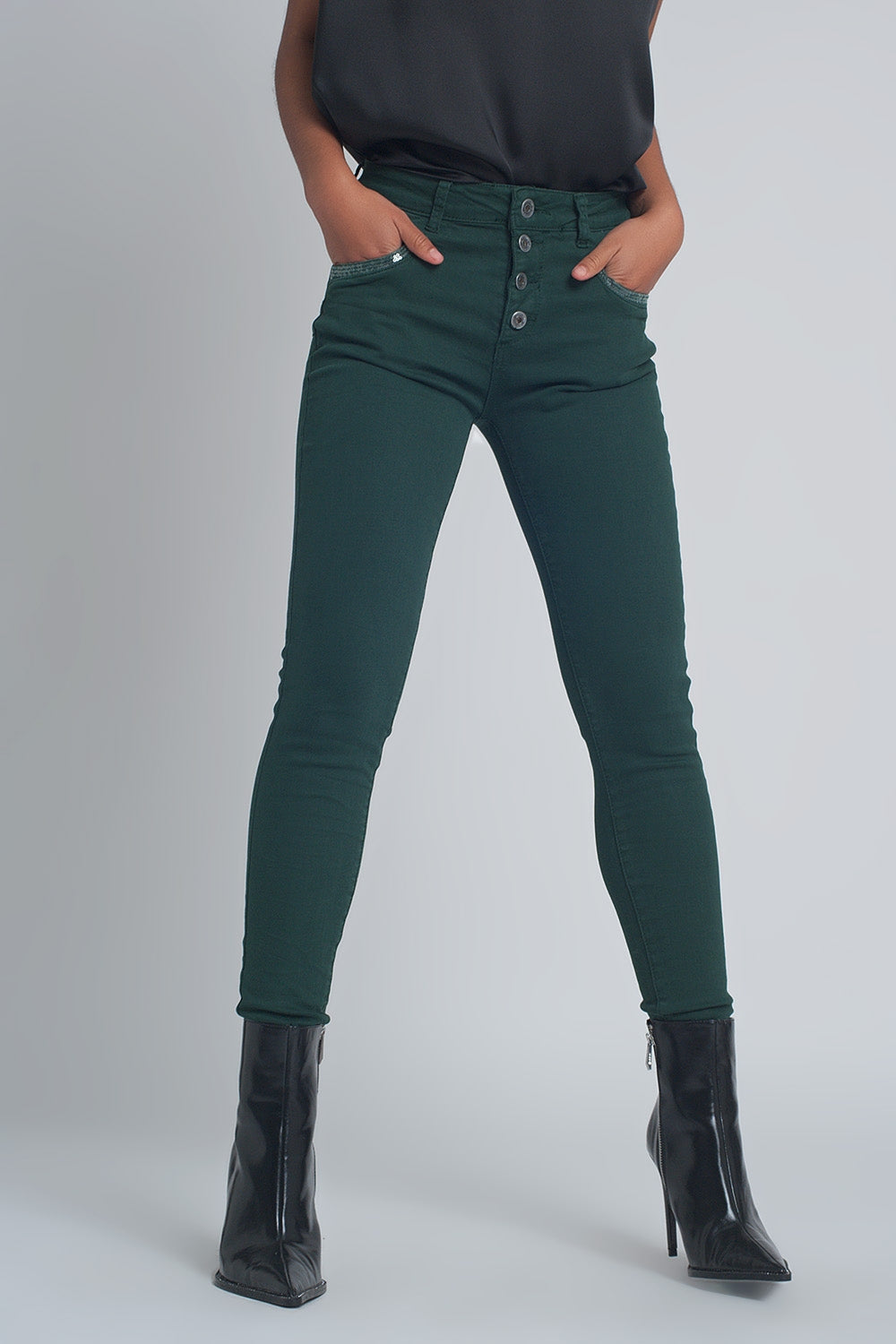 Pantalon verde boyfriend con detalles en bolsillo de lentejuelas Q2