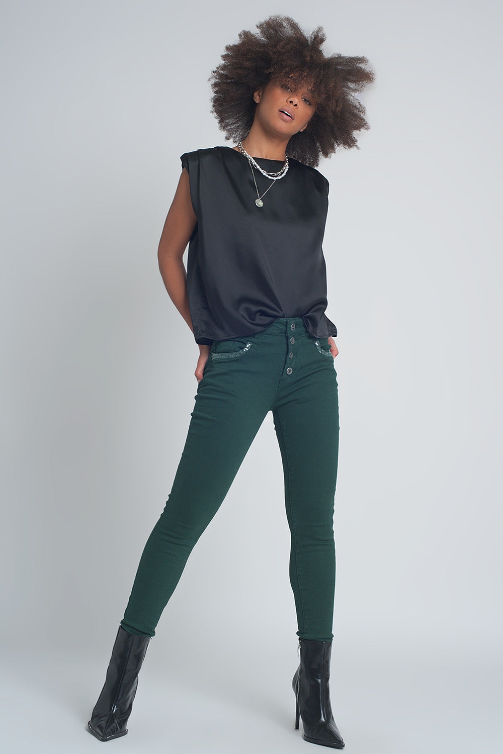Pantalon verde boyfriend con detalles en bolsillo de lentejuelas Q2