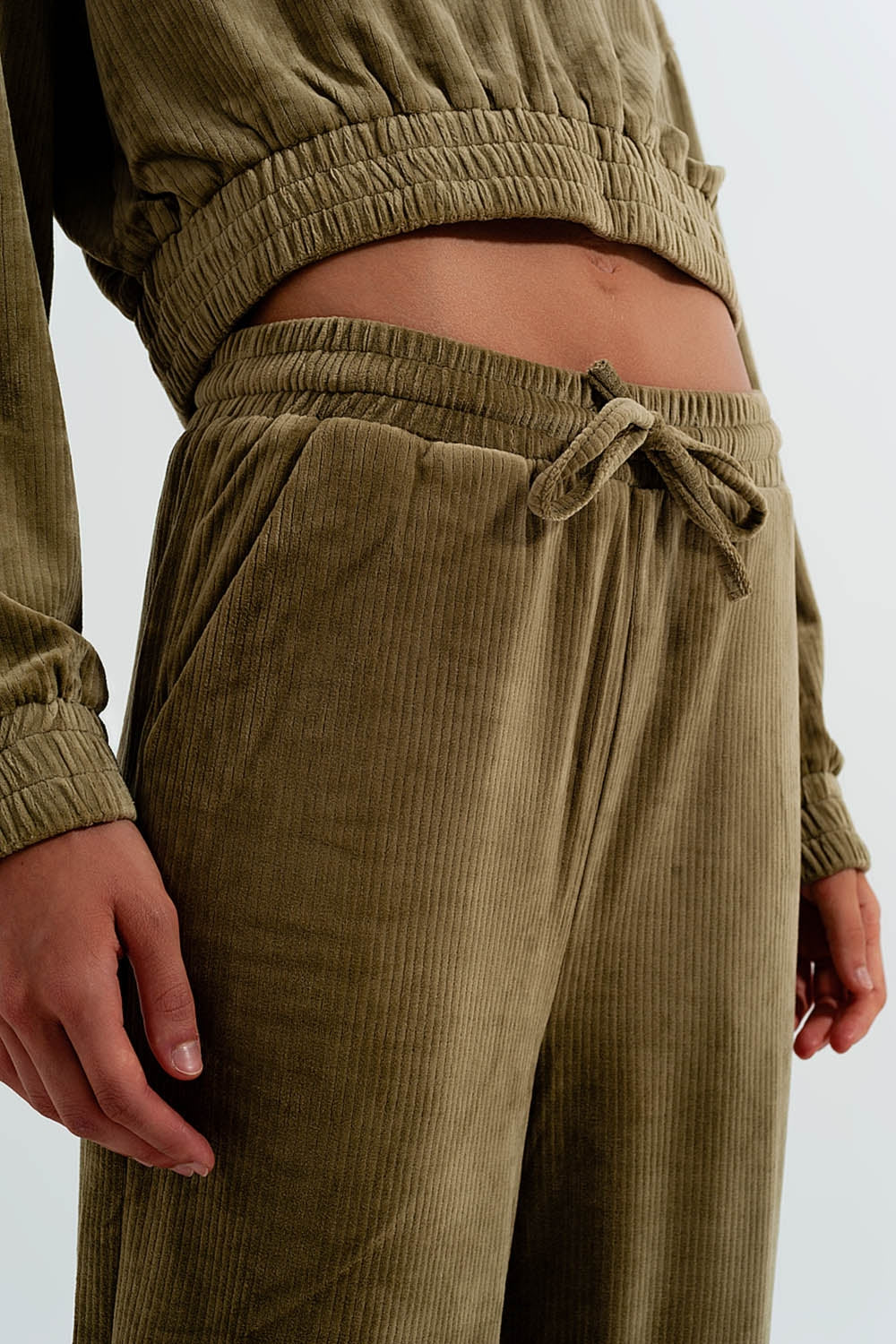 Pantalon verde con cordón ajustable de pana Q2