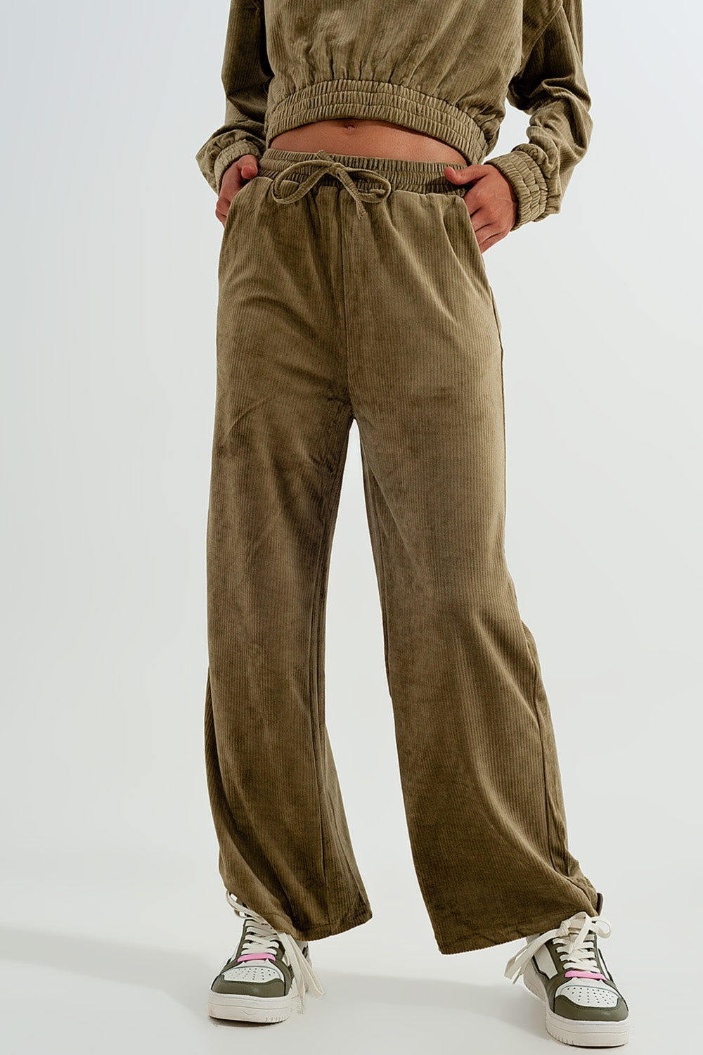 Pantalon verde con cordón ajustable de pana Q2