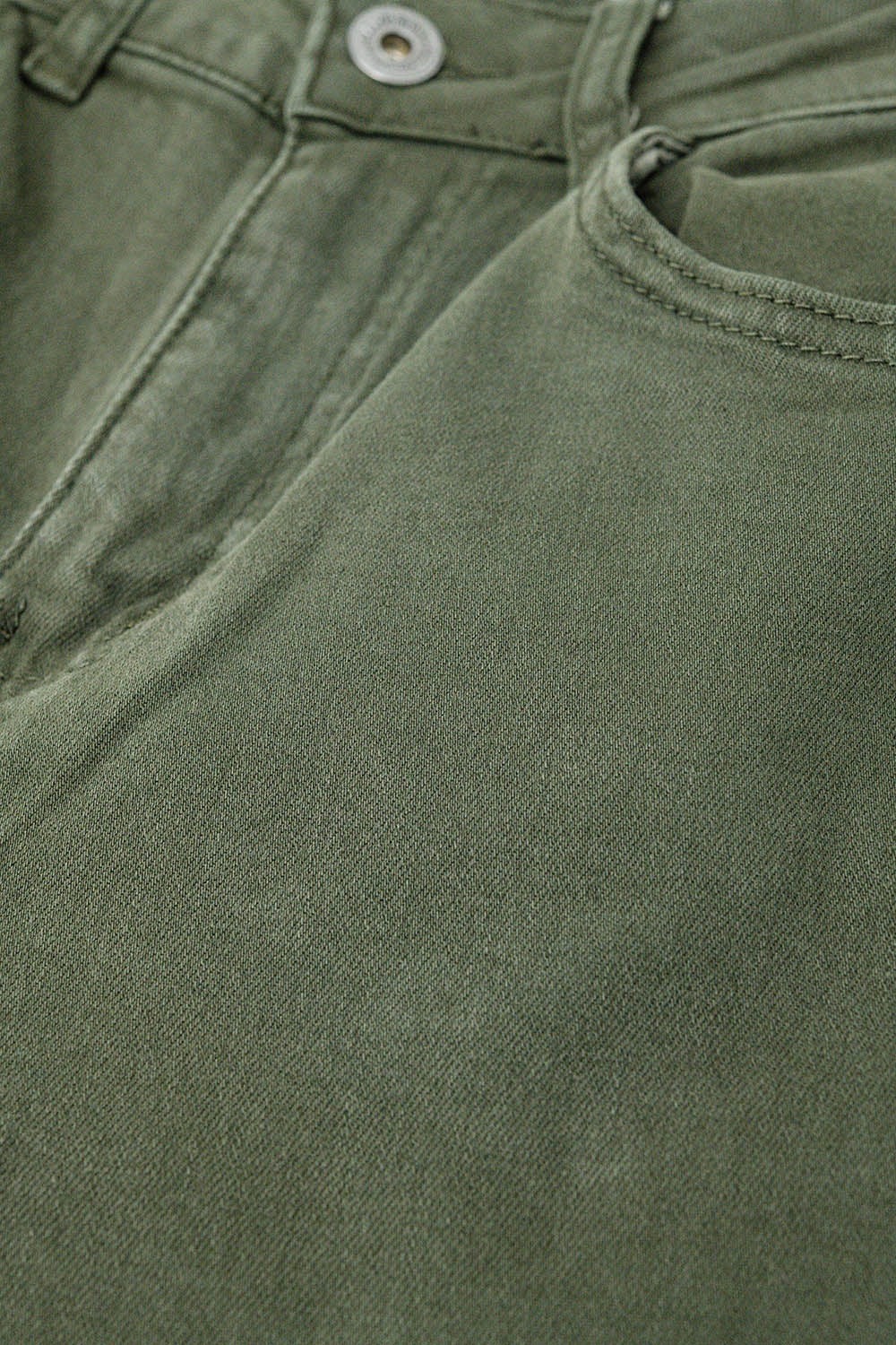 Pantalón verde militar de pierna ancha con estampado de leopardo en el bajo Q2