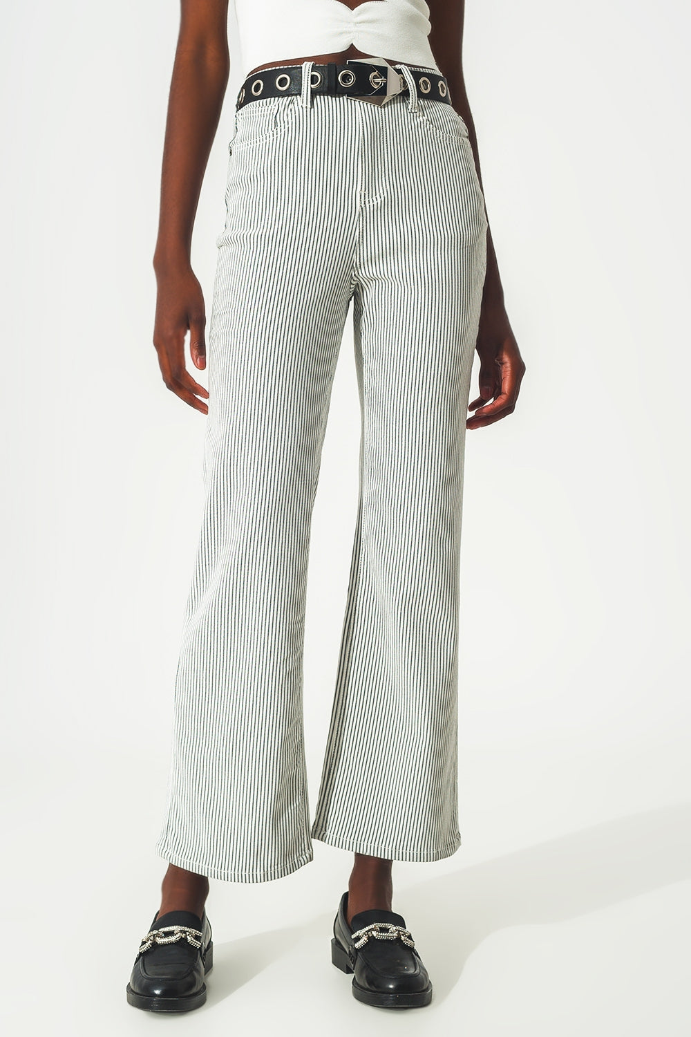 Q2 Pantalones acampanados a rayas grises