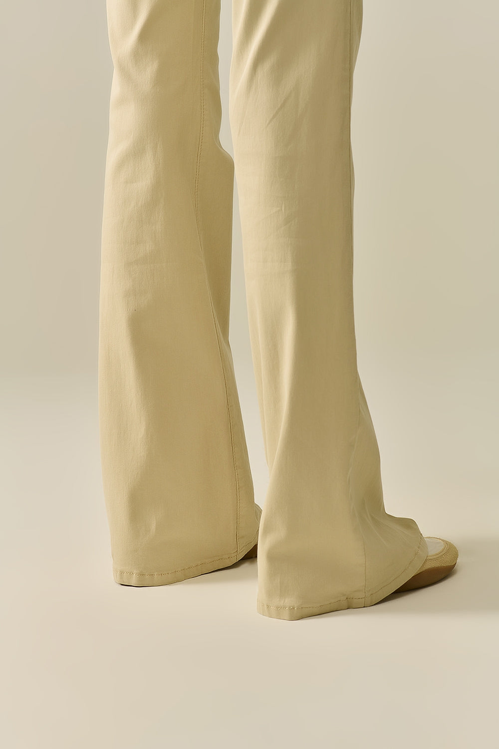 Pantalones Acampanados Beige Cómodos y Elásticos Q2