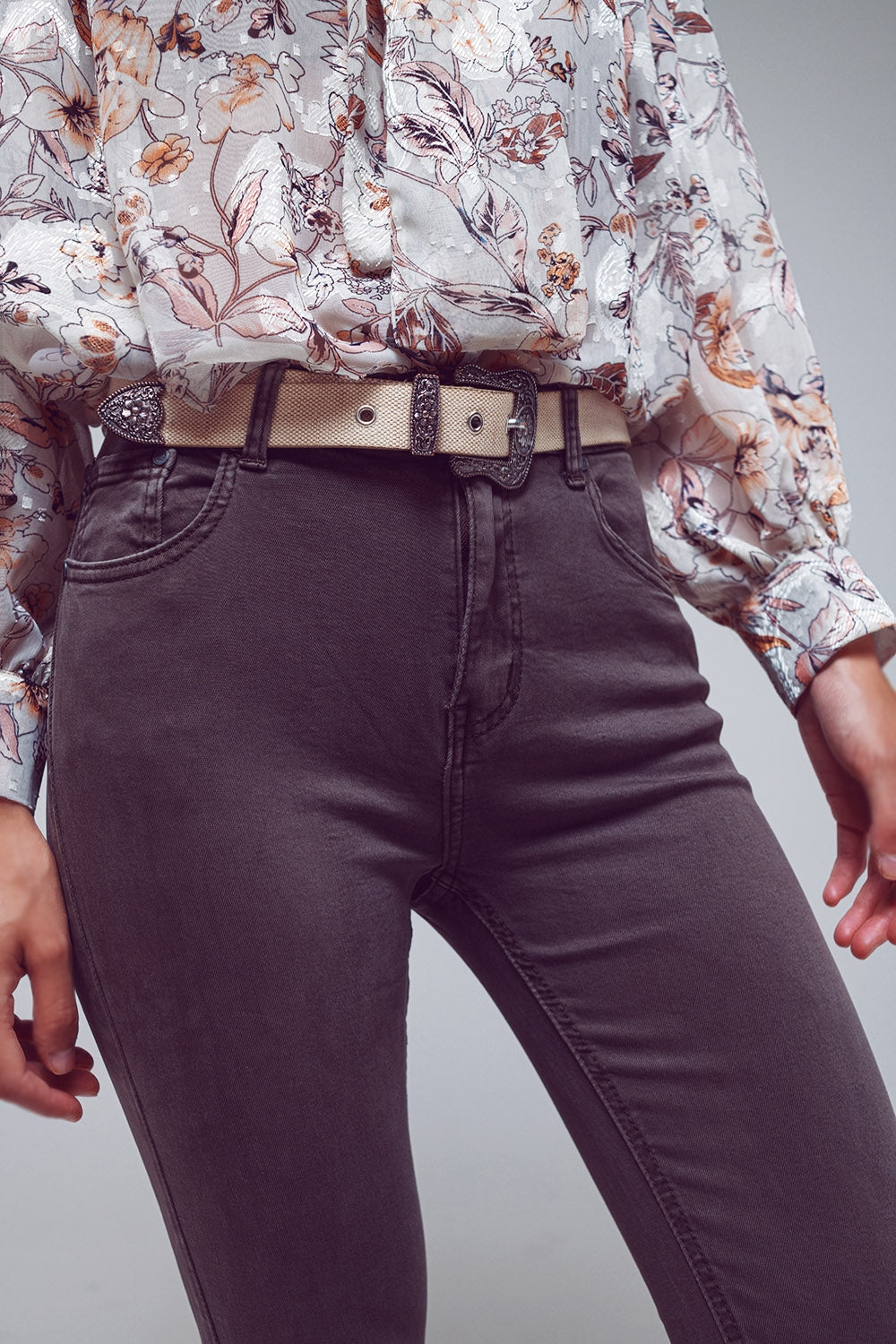 Pantalones acampanados con borde de dobladillo sin rematar en gris oscuro Q2
