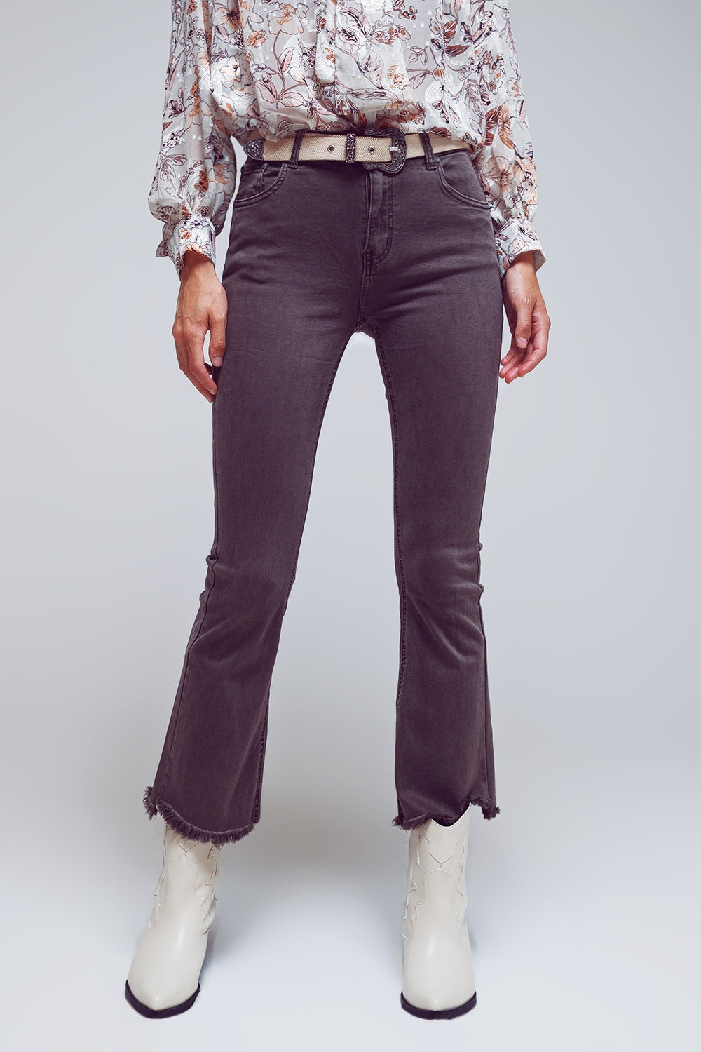 Pantalones acampanados con borde de dobladillo sin rematar en gris oscuro Q2