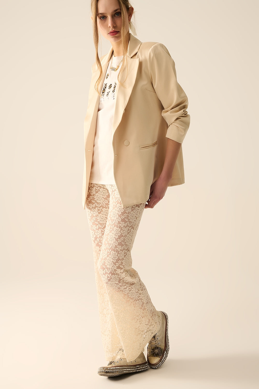 Pantalones acampanados crema en encaje floral Q2