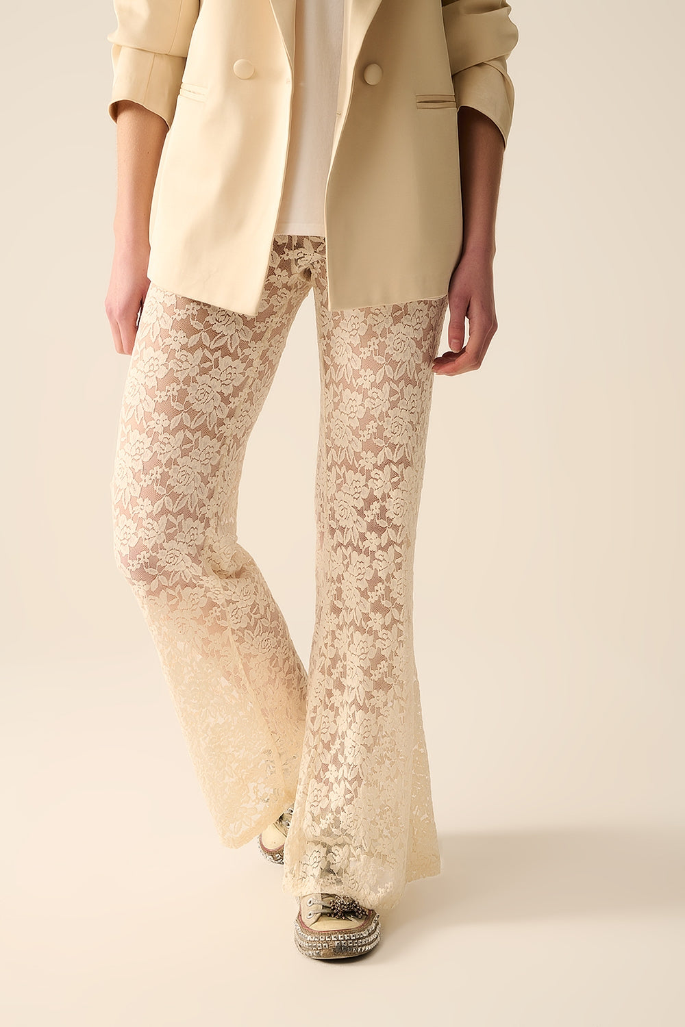 Q2 Pantalones acampanados crema en encaje floral