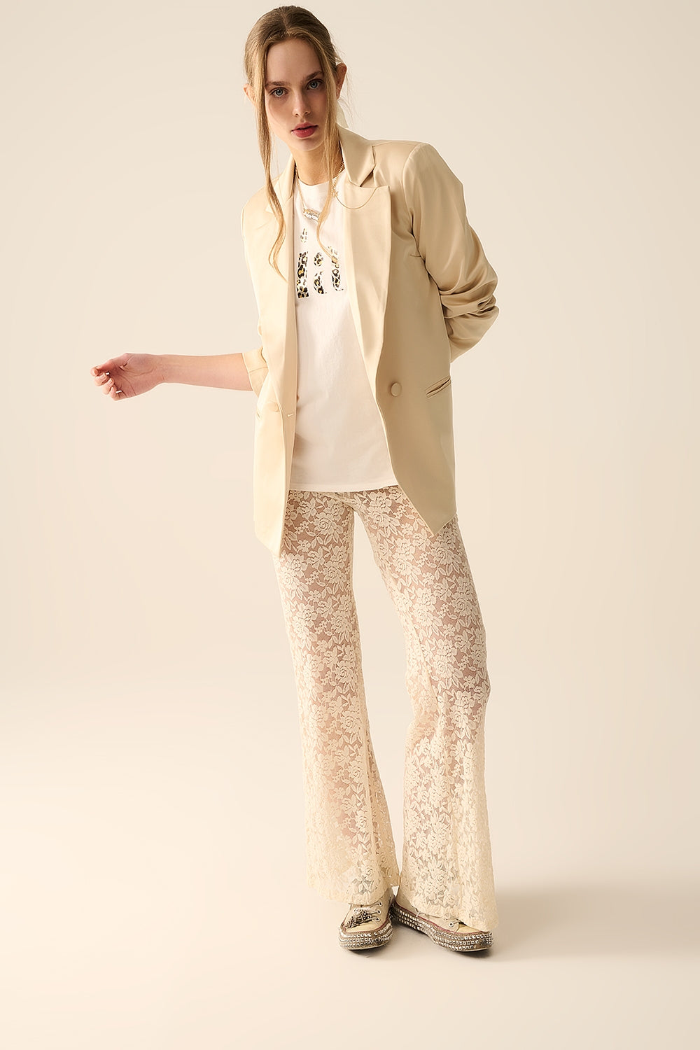 Pantalones acampanados crema en encaje floral Q2