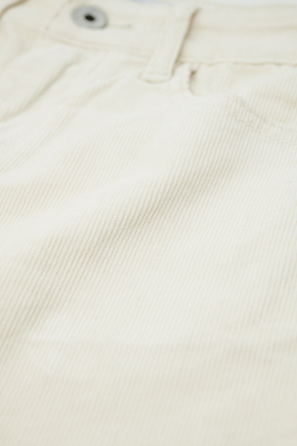 Pantalones acampanados de pana beige claro con estampado de leopardo en el bajo Q2