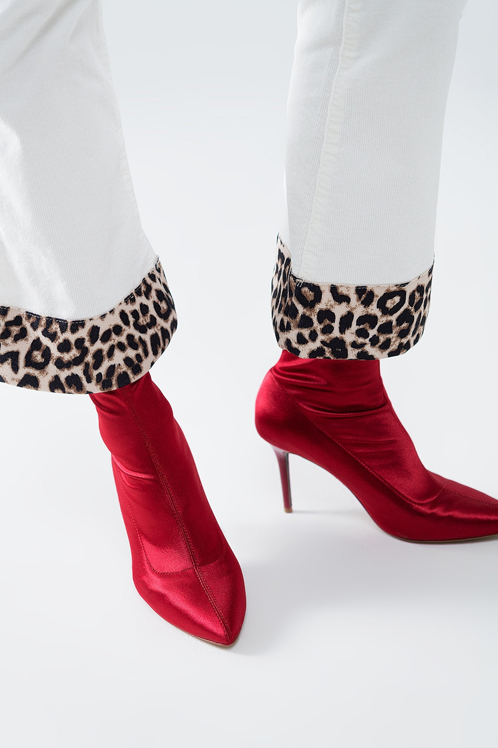 Pantalones acampanados de pana color crema con estampado de leopardo en el bajo Q2