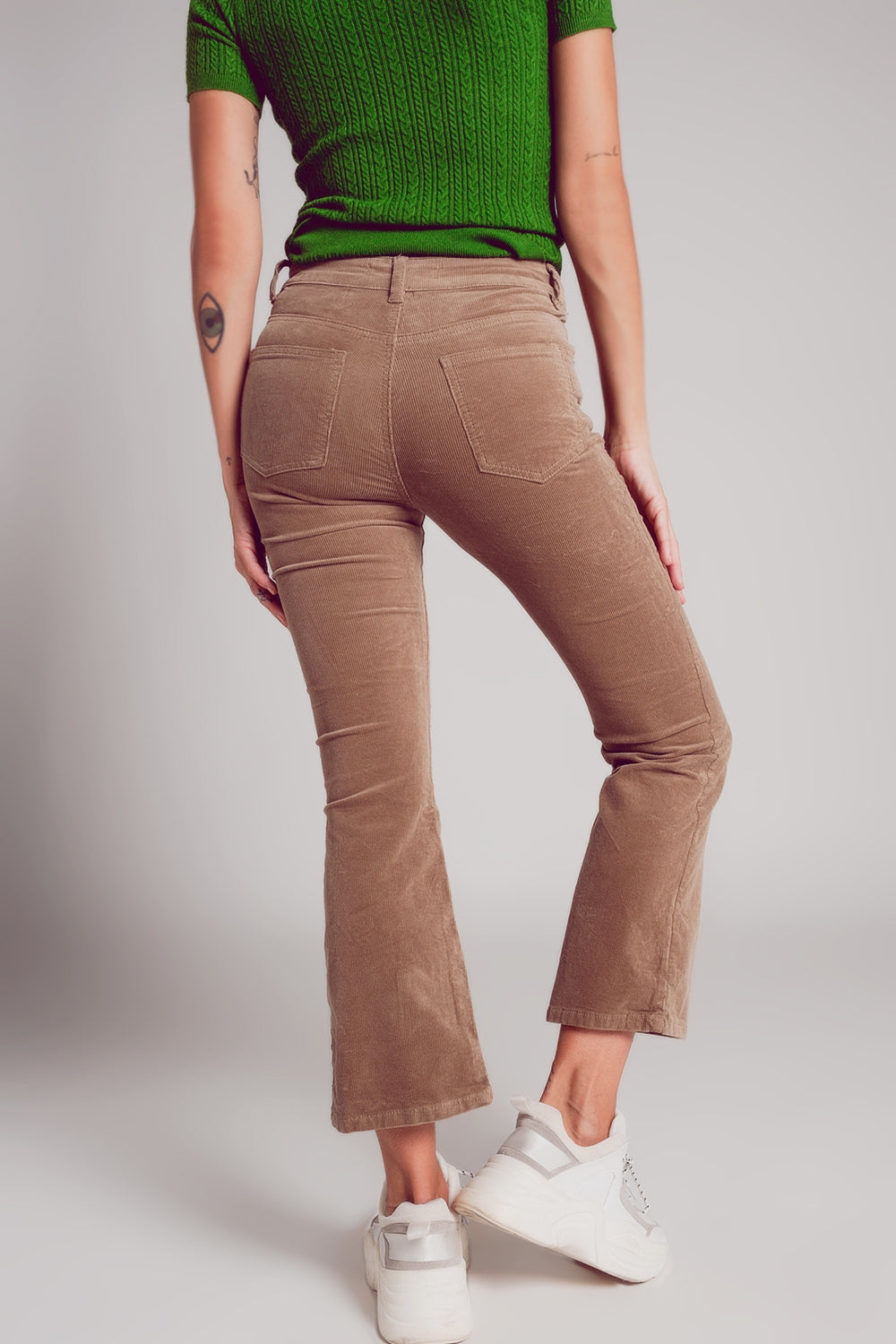 Pantalones acampanados de pana en color beige Q2