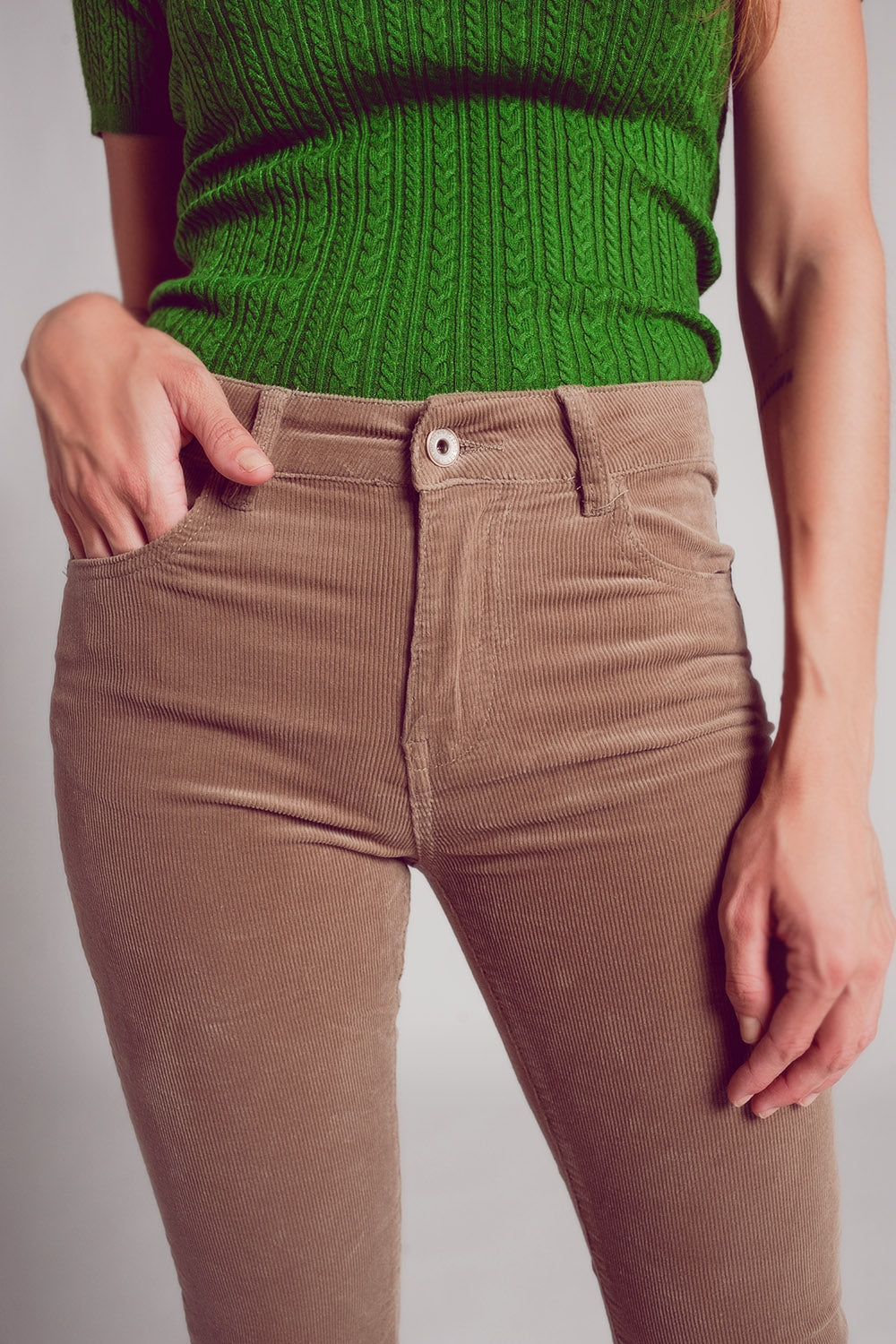 Pantalones acampanados de pana en color beige Q2