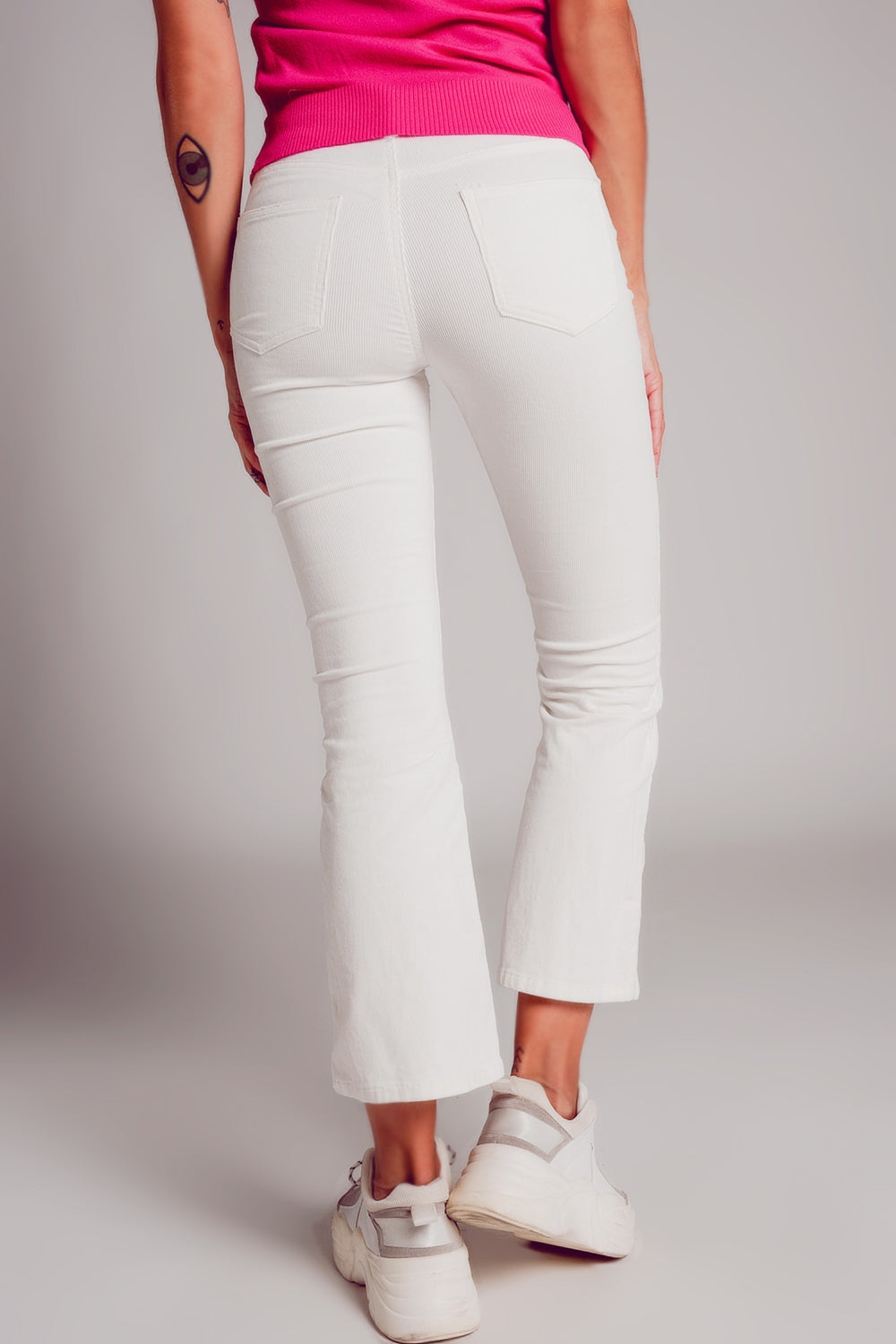 Pantalones acampanados de pana en color blanco Q2