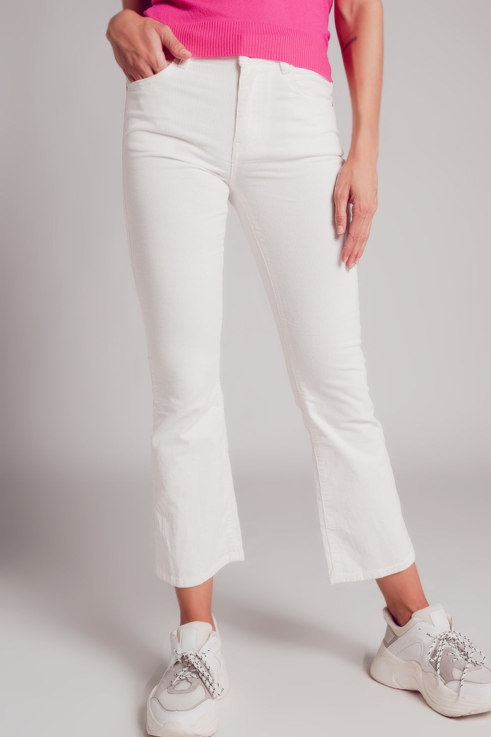 Q2 Pantalones acampanados de pana en color blanco