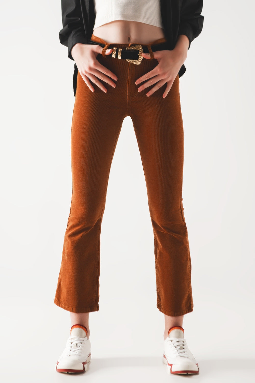 Q2 Pantalones acampanados de pana en color camel