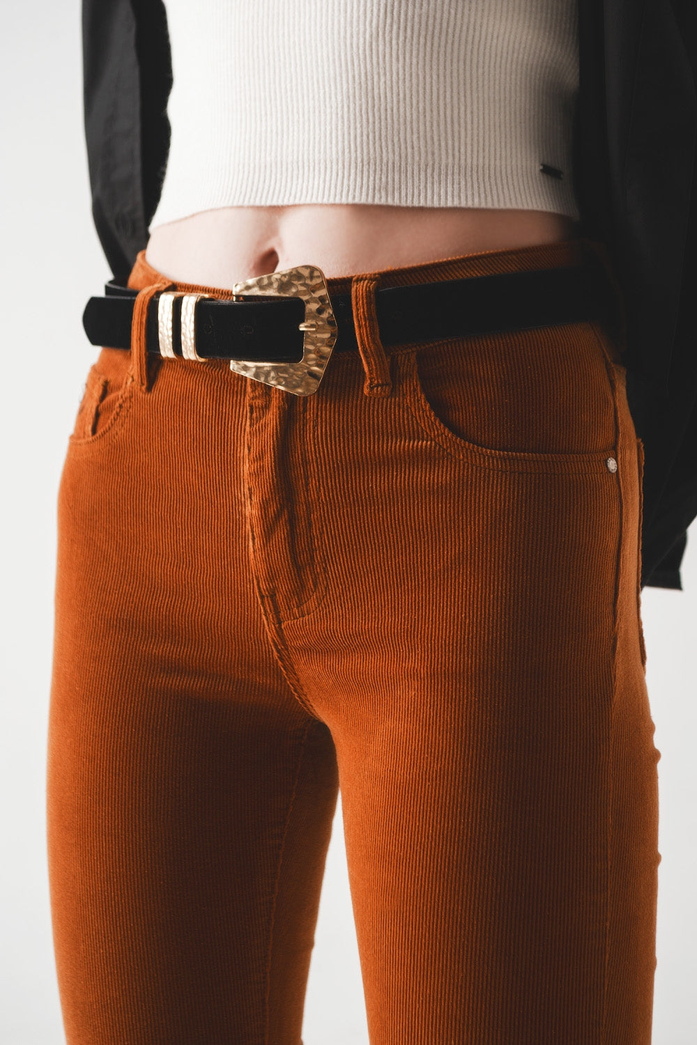Pantalones acampanados de pana en color camel Q2