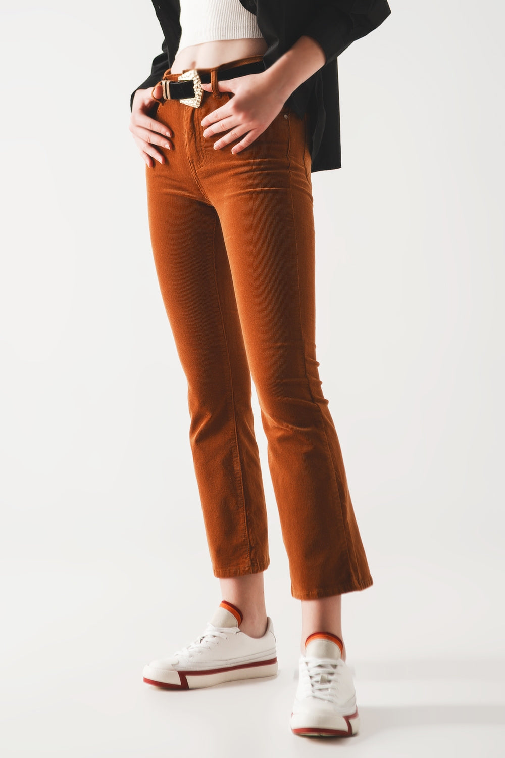 Pantalones acampanados de pana en color camel Q2