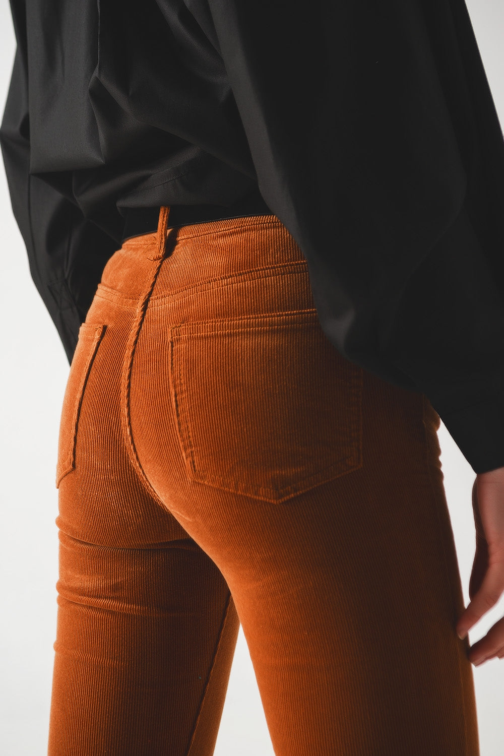 Pantalones acampanados de pana en color camel Q2
