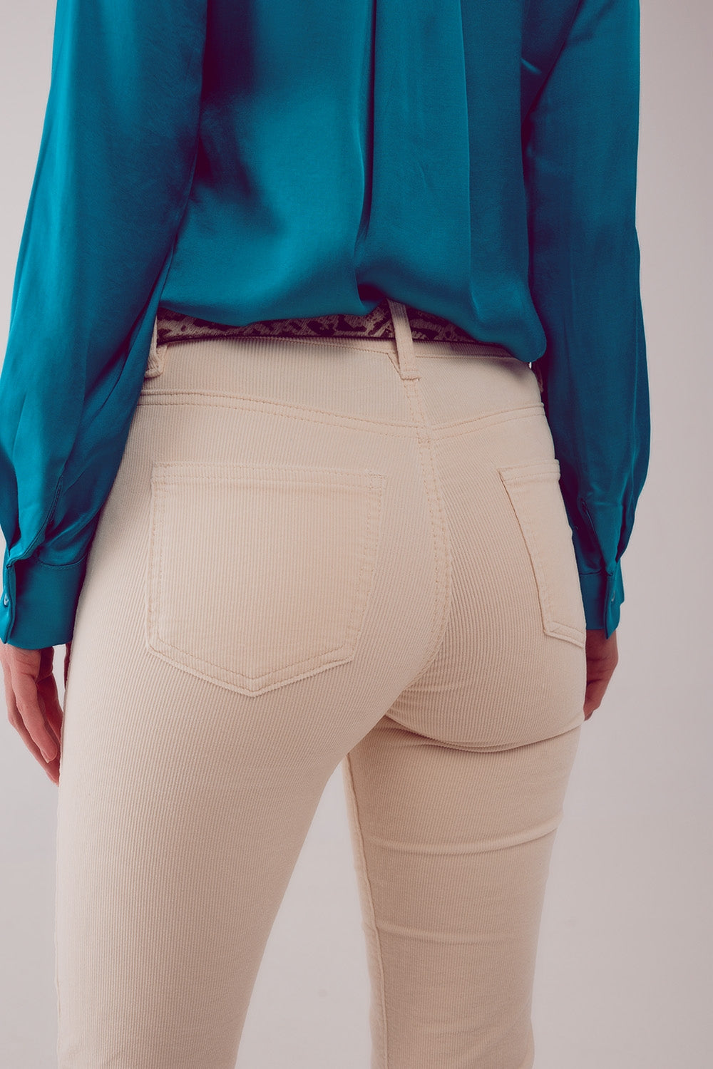 Pantalones acampanados de pana en color crema Q2