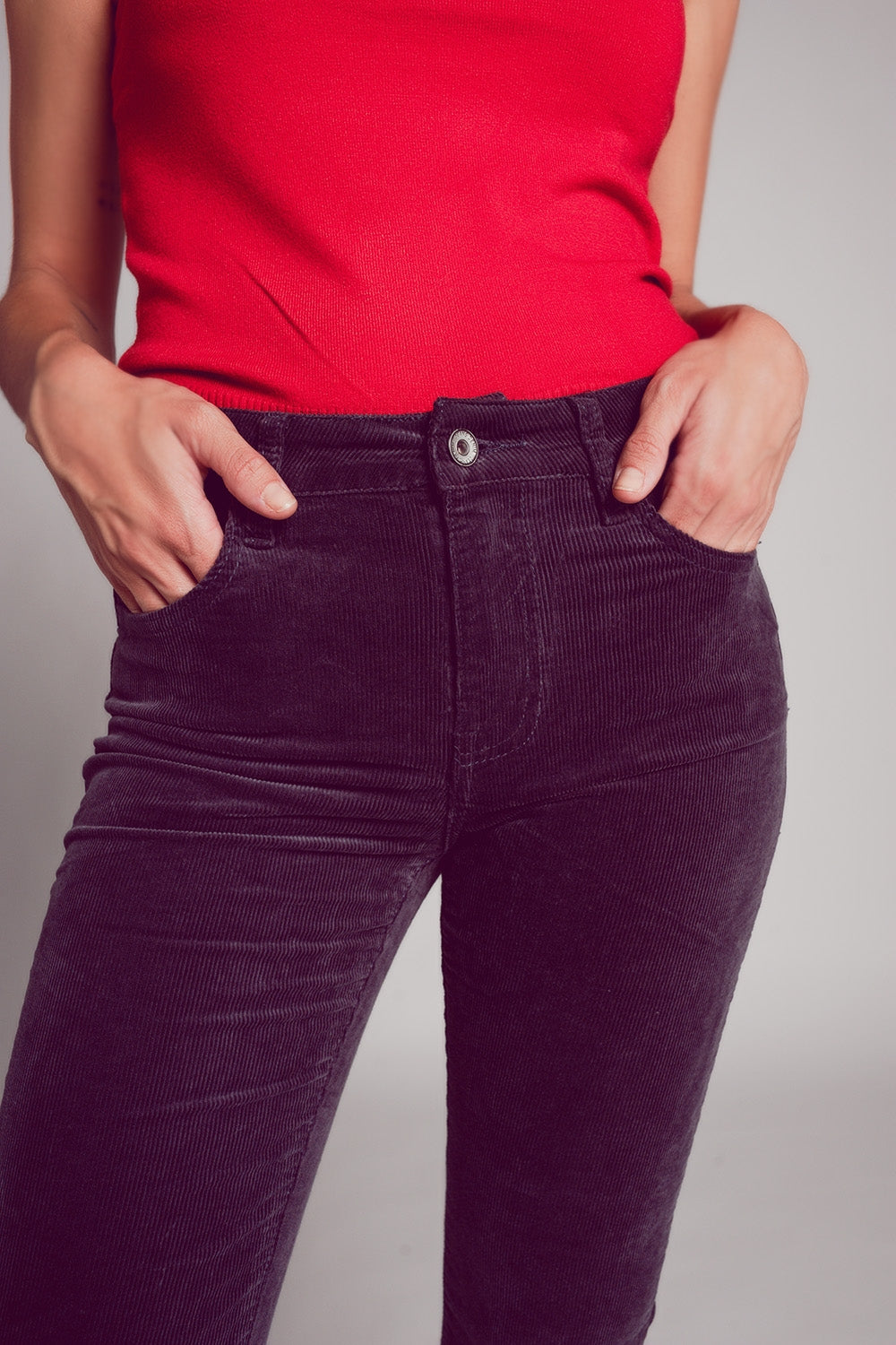 Pantalones acampanados de pana en color marron Q2