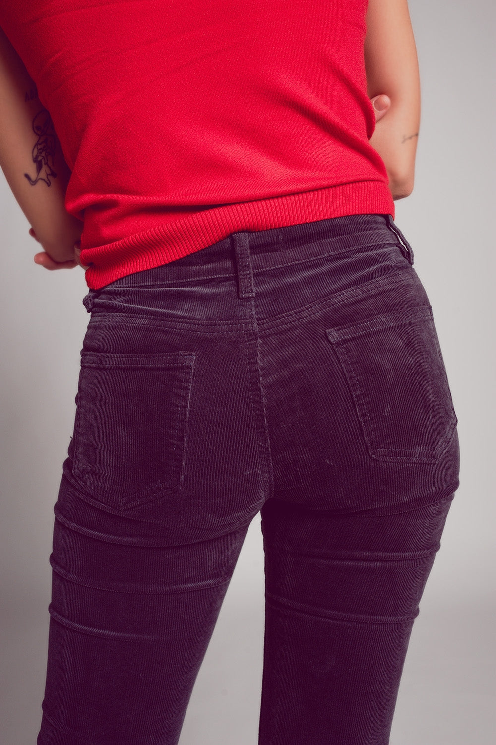 Pantalones acampanados de pana en color marron Q2