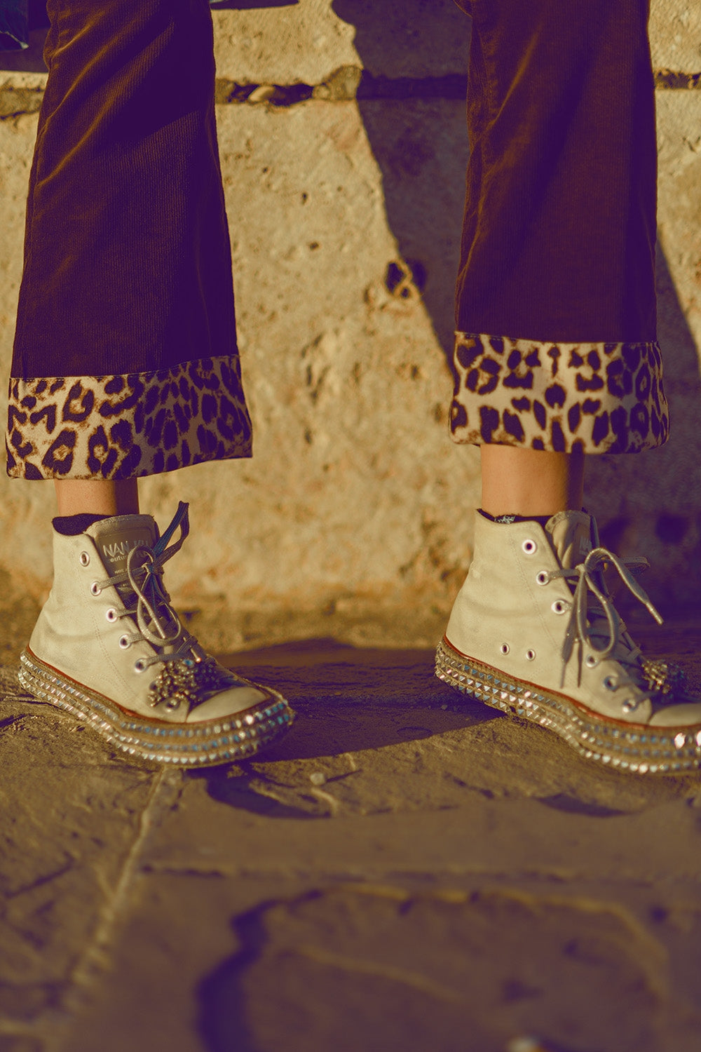 Pantalones acampanados de pana marrón con estampado de leopardo en el bajo Q2
