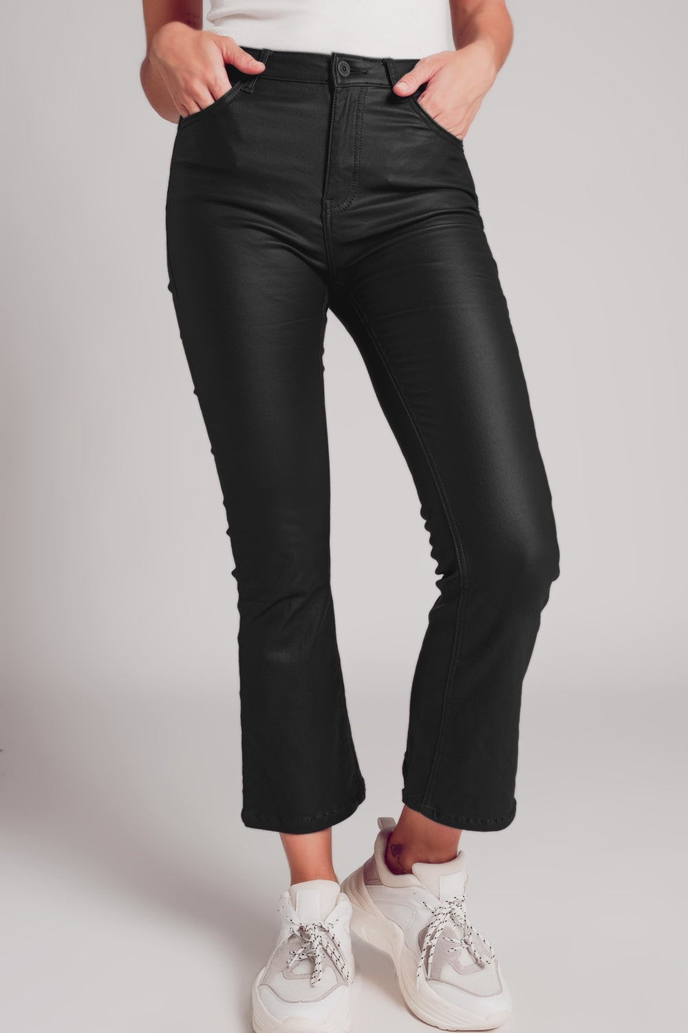 Q2 Pantalones acampanados de piel sintética elástica en negro