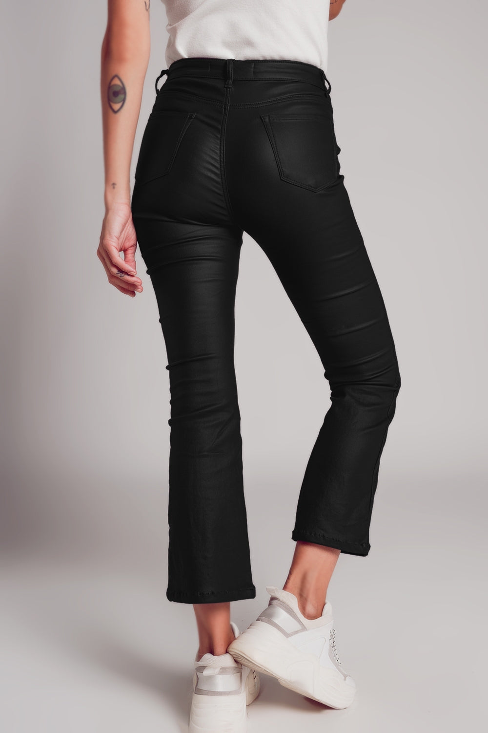 Pantalones acampanados de piel sintética elástica en negro Q2