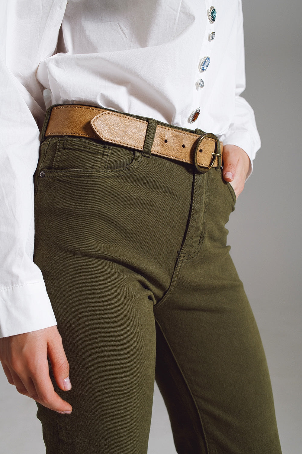 Pantalones ajustados con dobladillo corto en color verde oscuro Q2